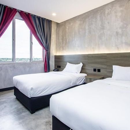 Sri Indar Hotel & Suites Парит Бунтар Екстериор снимка