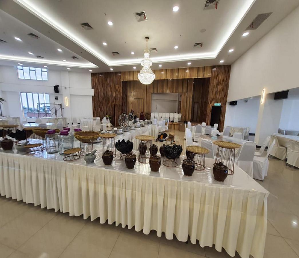 Sri Indar Hotel & Suites Парит Бунтар Екстериор снимка