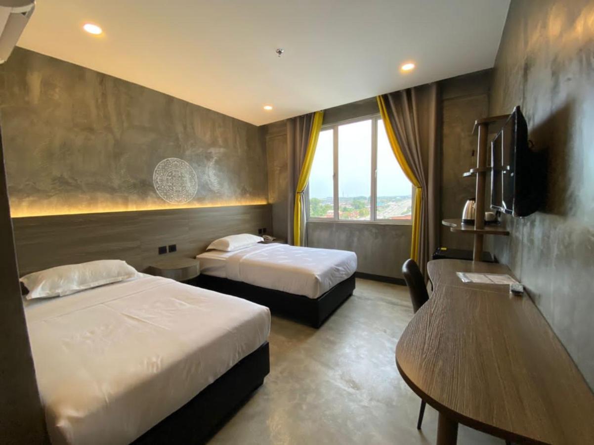 Sri Indar Hotel & Suites Парит Бунтар Екстериор снимка