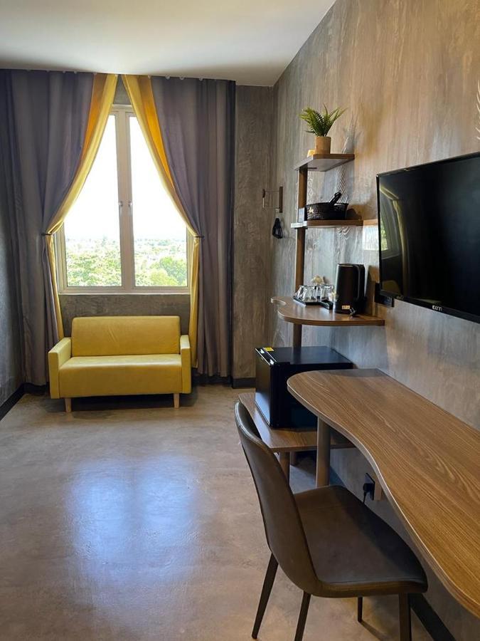 Sri Indar Hotel & Suites Парит Бунтар Екстериор снимка