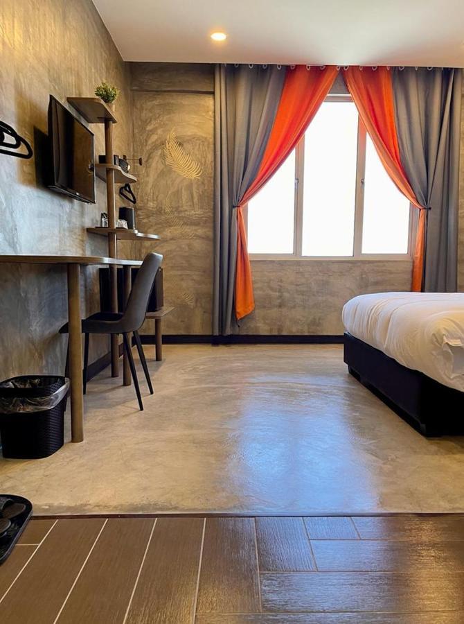 Sri Indar Hotel & Suites Парит Бунтар Екстериор снимка