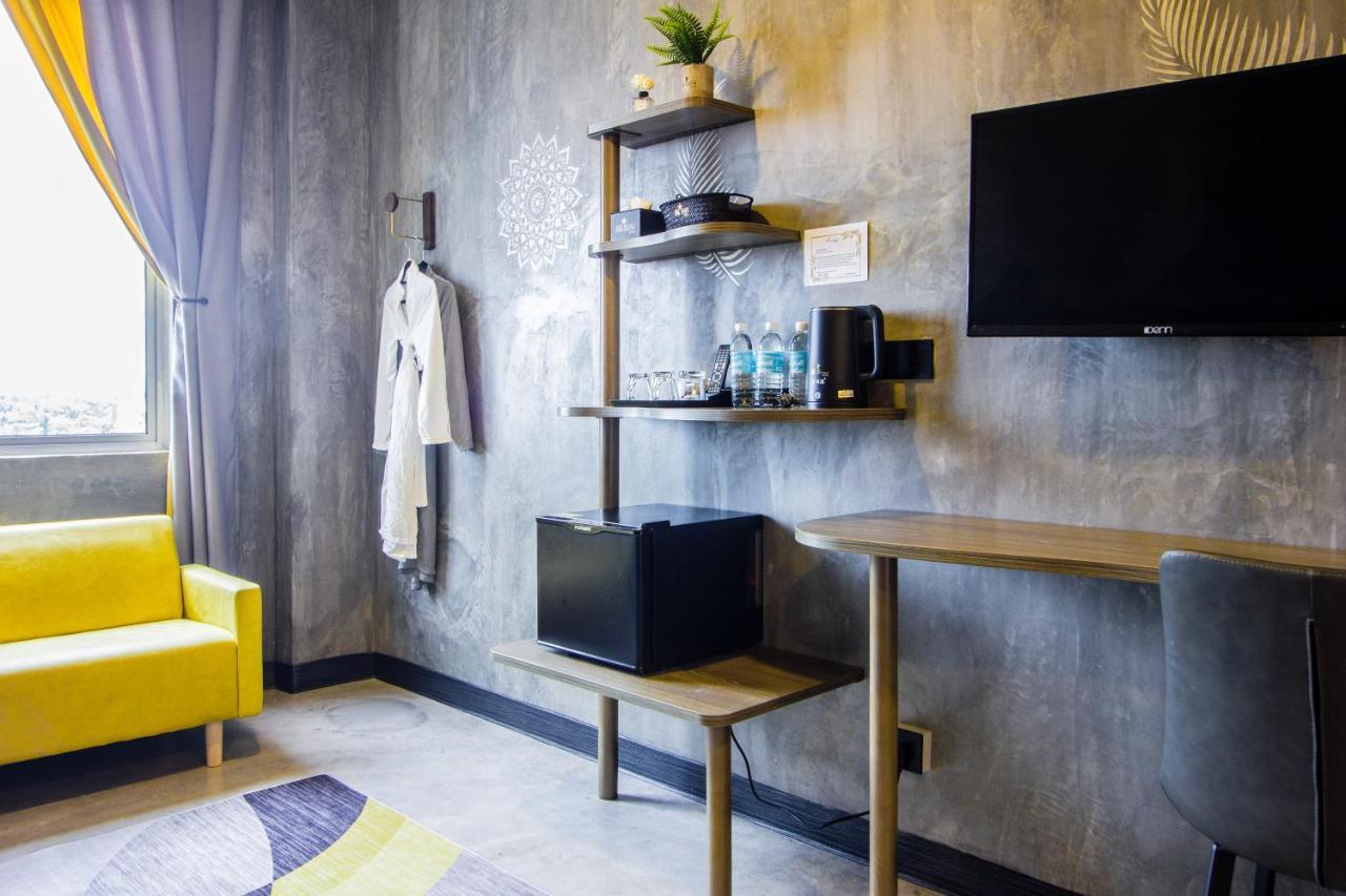 Sri Indar Hotel & Suites Парит Бунтар Екстериор снимка