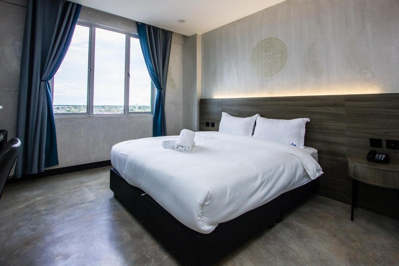 Sri Indar Hotel & Suites Парит Бунтар Екстериор снимка