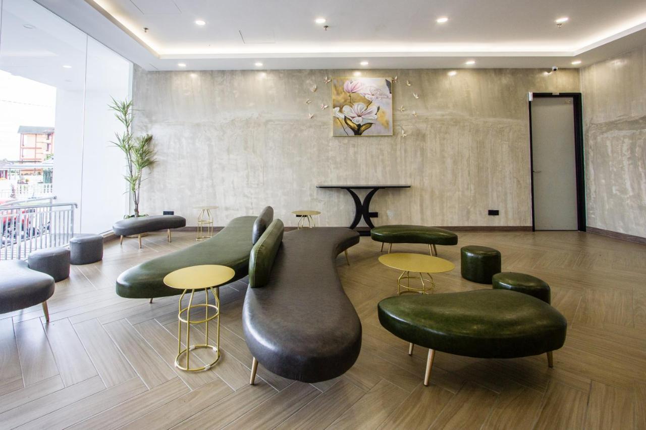 Sri Indar Hotel & Suites Парит Бунтар Екстериор снимка