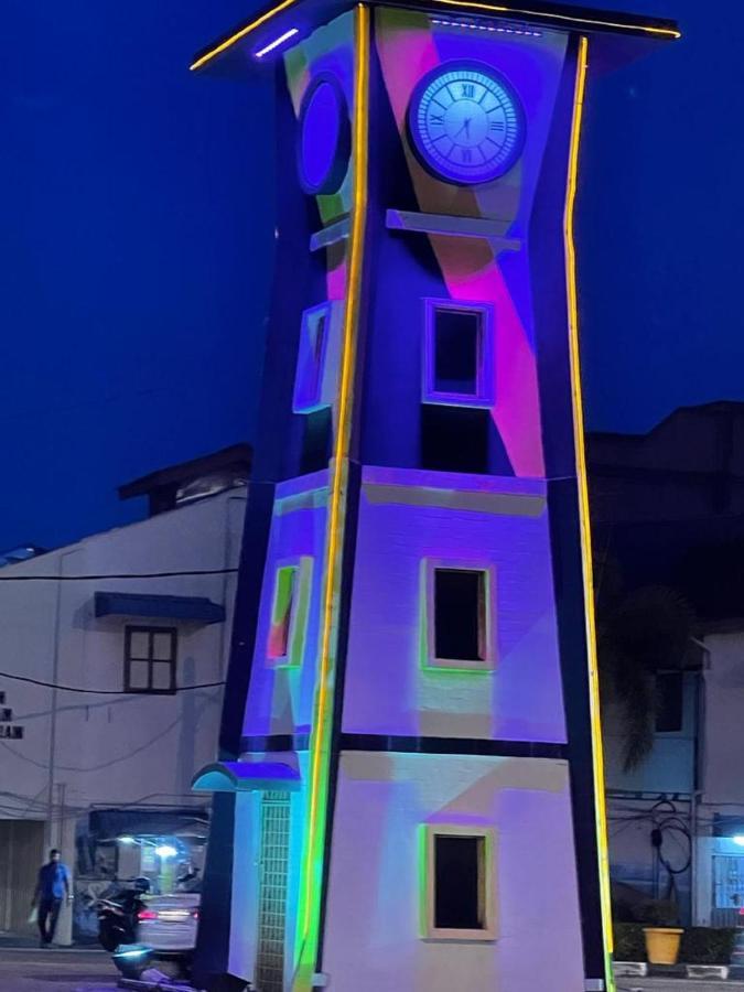 Sri Indar Hotel & Suites Парит Бунтар Екстериор снимка