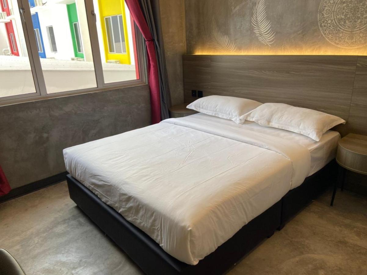 Sri Indar Hotel & Suites Парит Бунтар Екстериор снимка