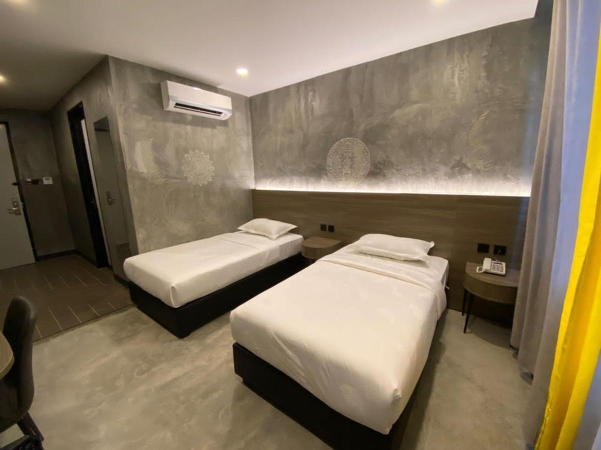 Sri Indar Hotel & Suites Парит Бунтар Екстериор снимка