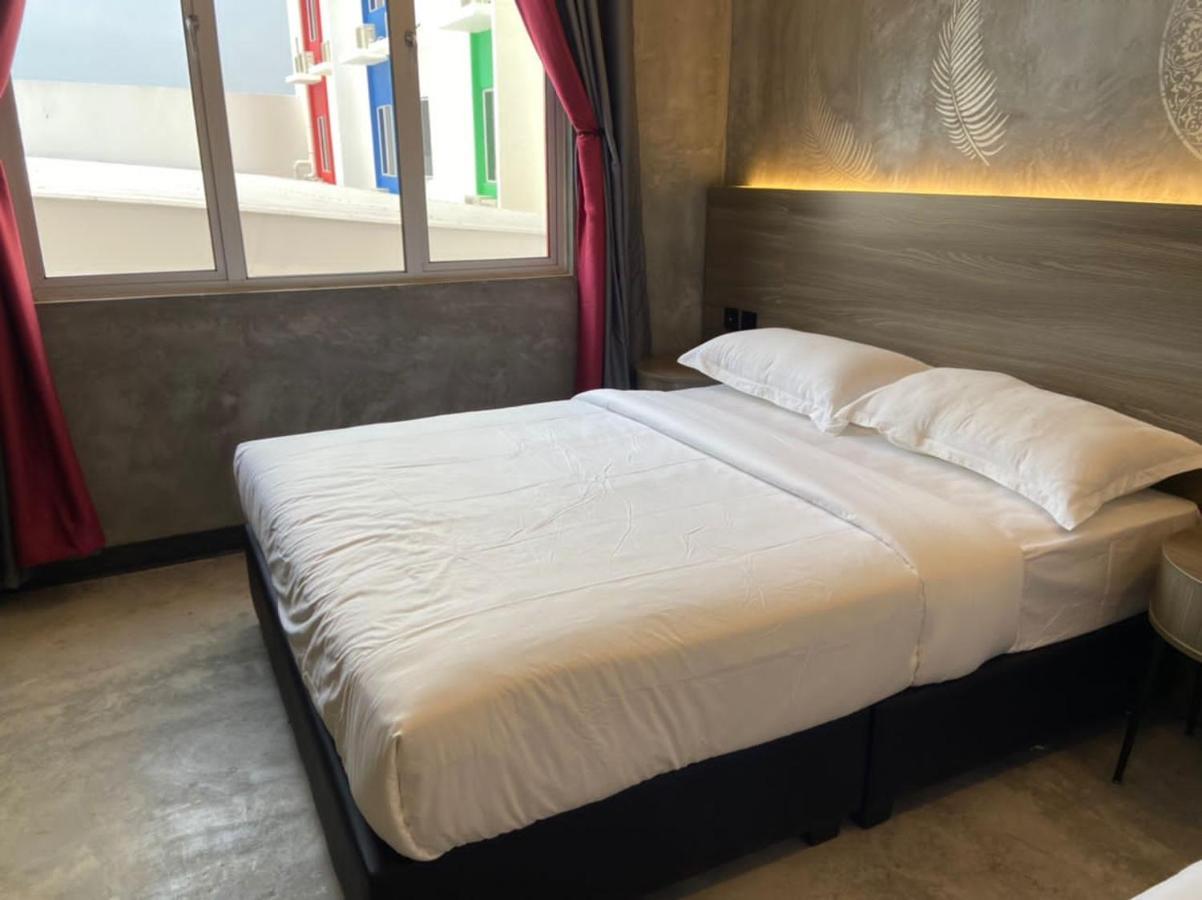 Sri Indar Hotel & Suites Парит Бунтар Екстериор снимка