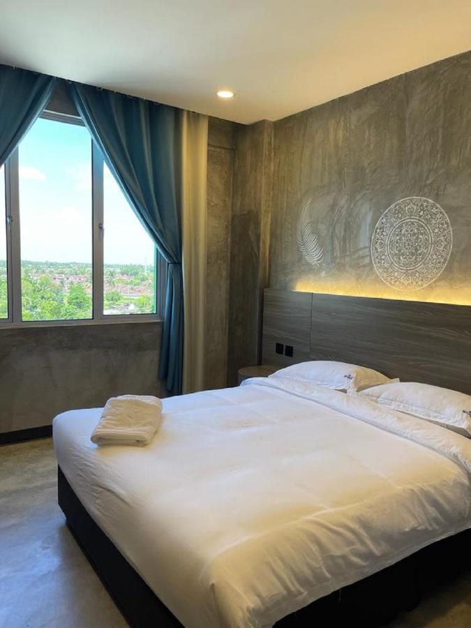 Sri Indar Hotel & Suites Парит Бунтар Екстериор снимка