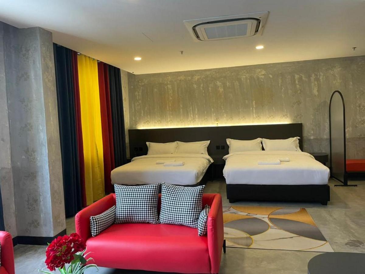 Sri Indar Hotel & Suites Парит Бунтар Екстериор снимка
