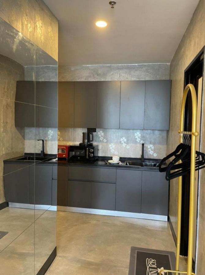 Sri Indar Hotel & Suites Парит Бунтар Екстериор снимка