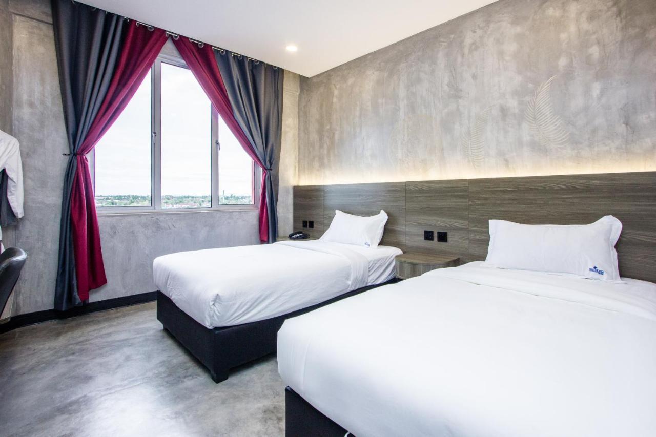 Sri Indar Hotel & Suites Парит Бунтар Екстериор снимка