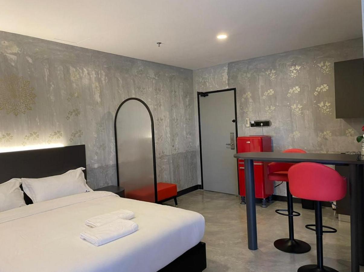 Sri Indar Hotel & Suites Парит Бунтар Екстериор снимка