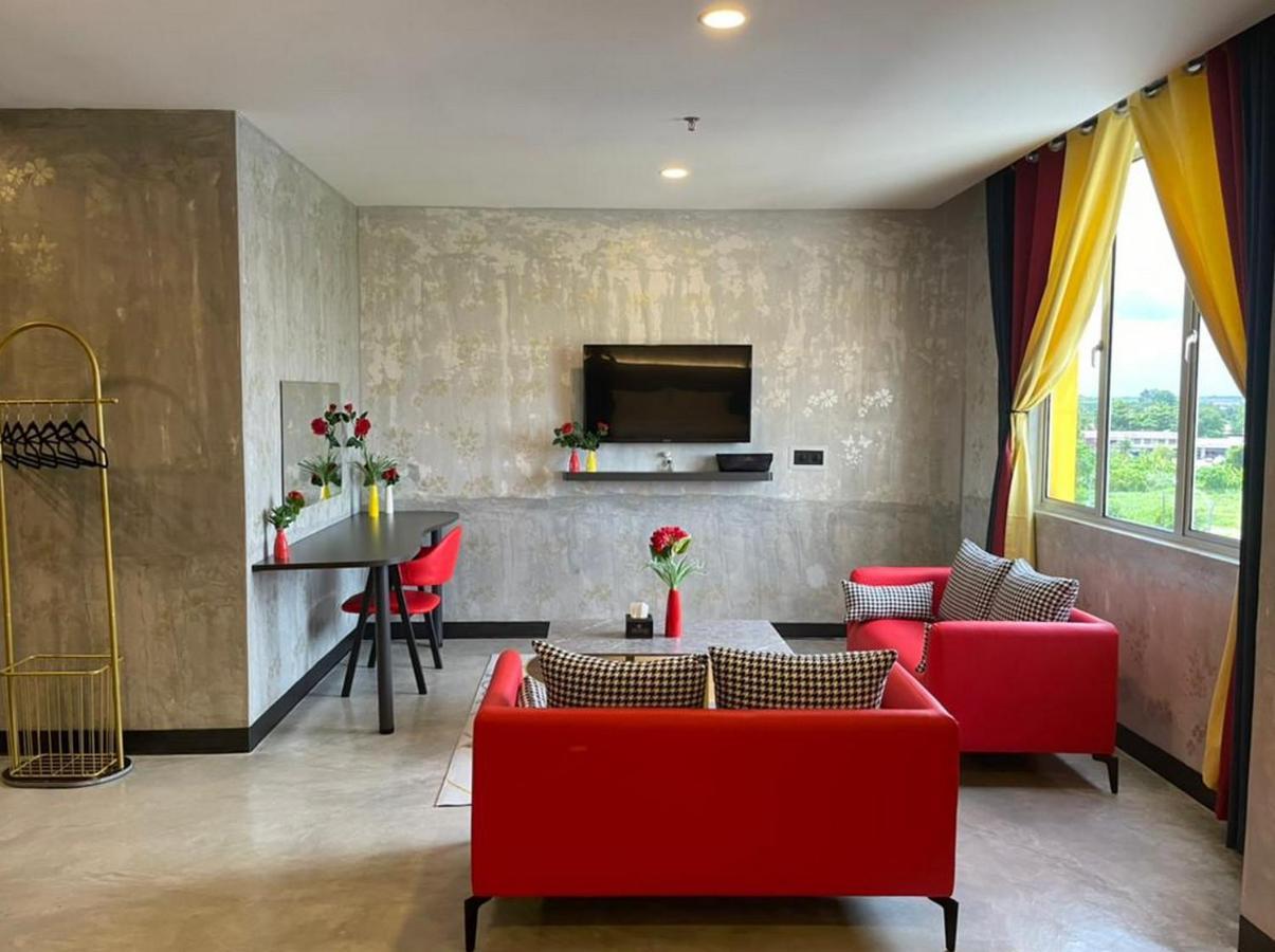 Sri Indar Hotel & Suites Парит Бунтар Екстериор снимка
