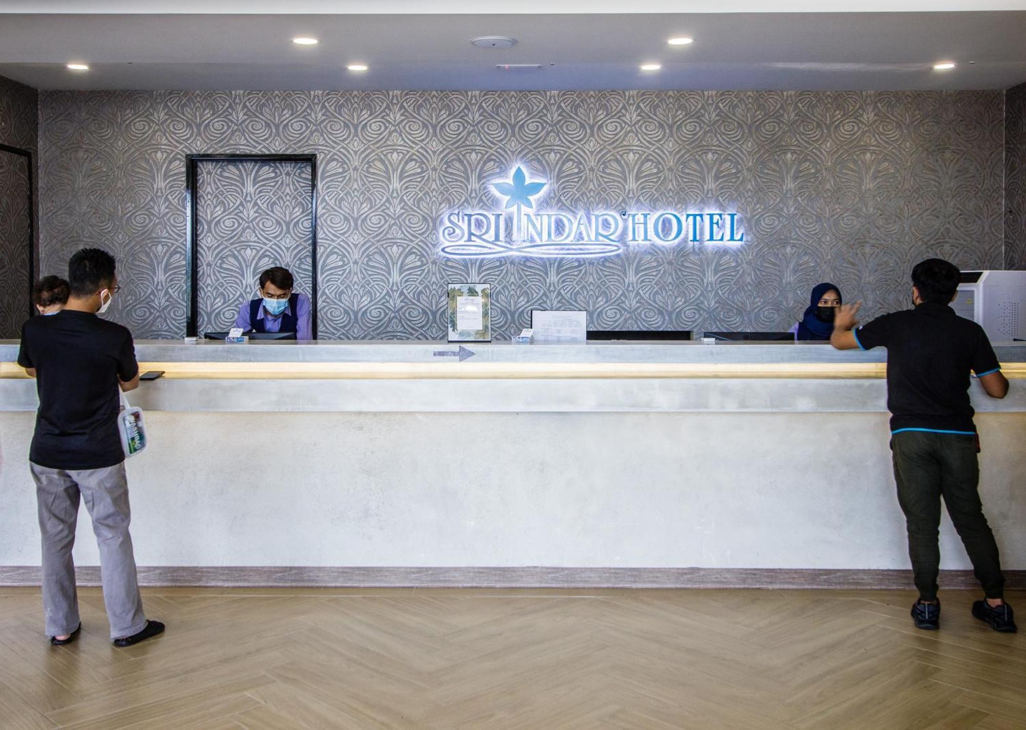 Sri Indar Hotel & Suites Парит Бунтар Екстериор снимка